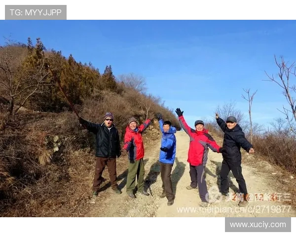 西宁 1200 名中老年人登山健步 银龄风采映秋光 西宁 1200 名中老年人登山健步 银龄风采映秋光